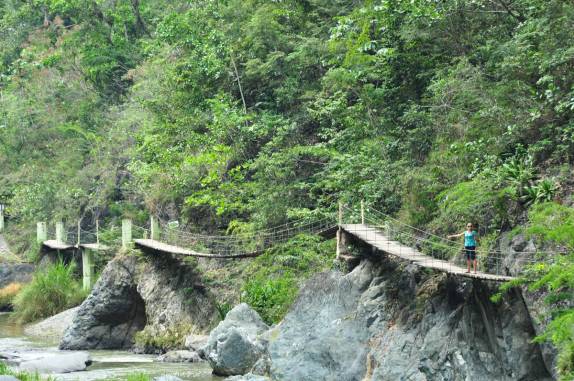 As pontes suspensas que formam o caminho para a cachoeira Jimenoa, em Jarabacoa, nas montanhas da República Dominicana
